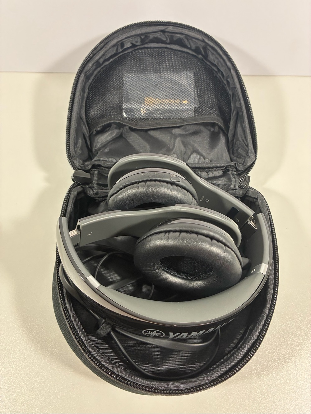 YAMAHA WIRED HEADPHONES W/ MICROPHONE MODEL HPH-PRO 300 BLACK W/ CASE EUC - Picture 7 of 8